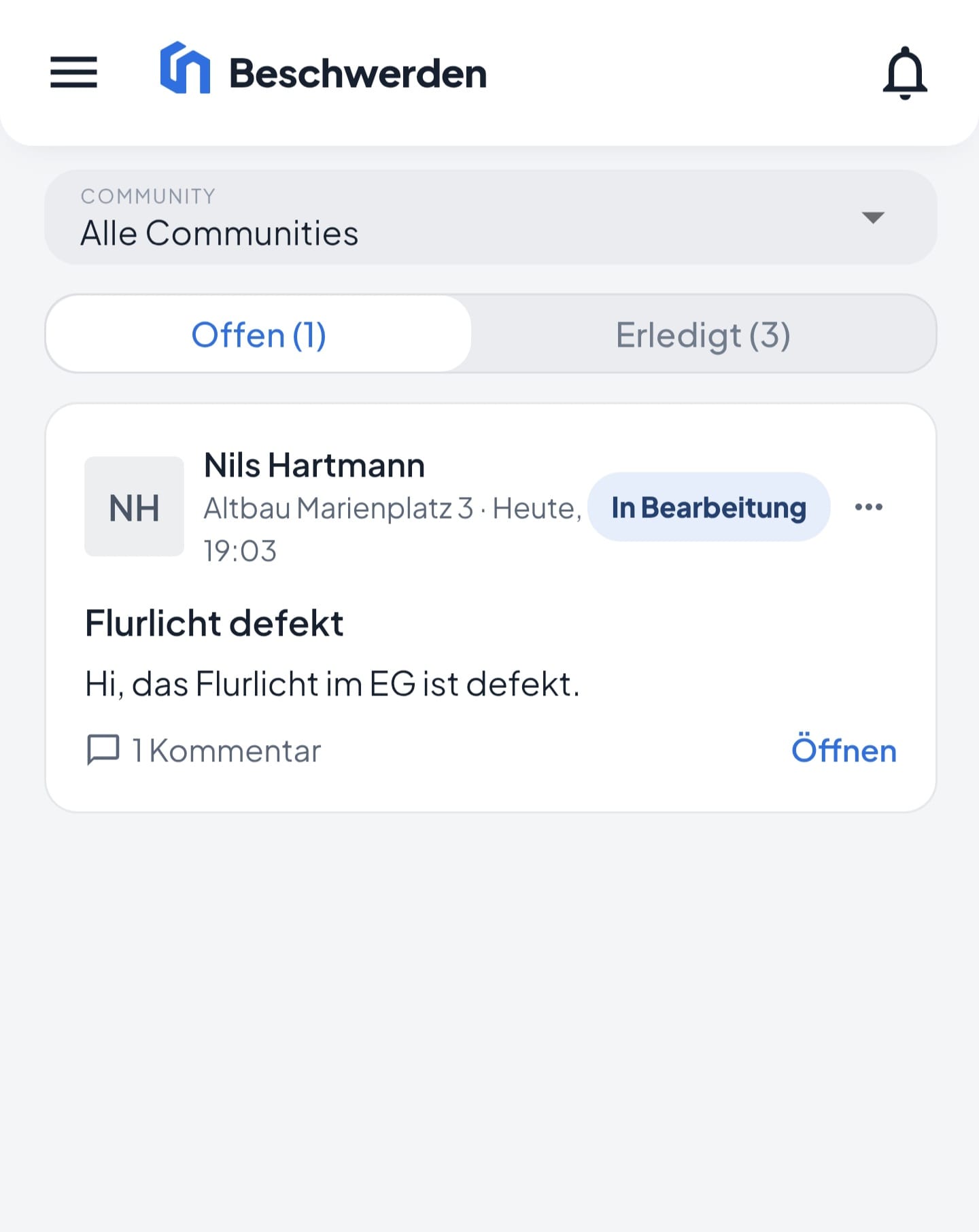 Beschwerdeliste mit den Reitern Offen und Erledigt, je Eintrag Verfasser, Zeitpunkt und Status